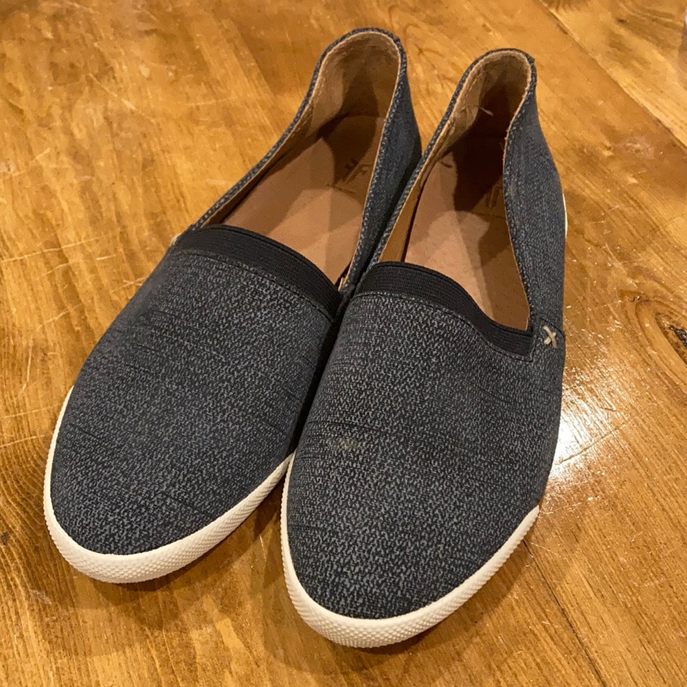 Fyre sneakers Woman's 6.5